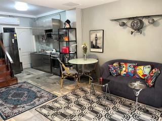 meticulously renovated inner city town house - 9