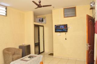 Appartement spacieux et meublé Lomé Togo 4 min de l'aéroport Wifi et Espace aéré Roof Top gratuit Chauffe-eau Compteur Electrique personnalisé Gaz butane disponibles dont chargement à charge du voyageur - 6