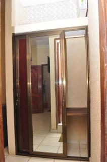 Appartement spacieux et meublé Lomé Togo 4 min de l'aéroport Wifi et Espace aéré Roof Top gratuit Chauffe-eau Compteur Electrique personnalisé Gaz butane disponibles dont chargement à charge du voyageur - 4