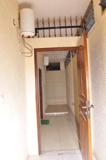 Appartement spacieux et meublé Lomé Togo 4 min de l'aéroport Wifi et Espace aéré Roof Top gratuit Chauffe-eau Compteur Electrique personnalisé Gaz butane disponibles dont chargement à charge du voyageur - 2