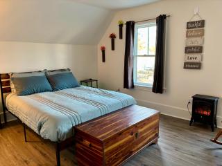 Charming Victorian Retreat in Quiet NH Town - 0