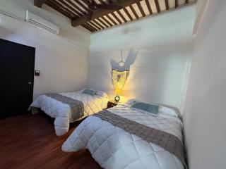 Stay Downtown Everything Within Walking Distance - 1