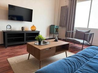 Stay Downtown Everything Within Walking Distance - 6