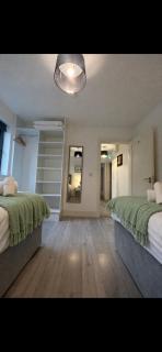 Shangri-La Large Family Townhouse free carpark - 1