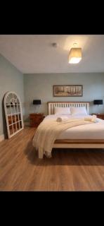 Shangri-La Large Family Townhouse free carpark - 5