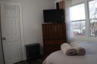 Cozy Modern Suite Near All Amenities - 7