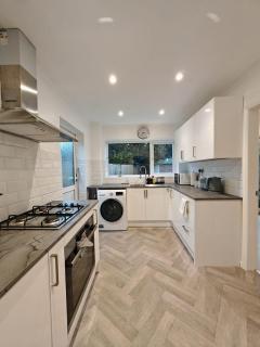 NEW Comfy 3 Bed Home in Shirley, Solihull - Free Parking - Quiet Area - Near Shops - 4