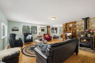 MacArthur Lakefront • Sunroom • Sleeps 6 - 8