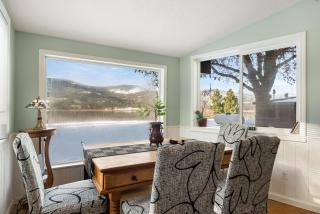 MacArthur Lakefront • Sunroom • Sleeps 6 - 9