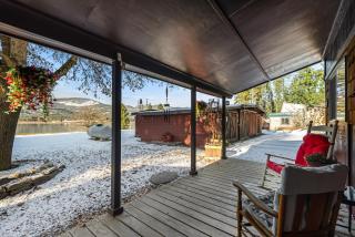 MacArthur Lakefront • Sunroom • Sleeps 6 - 7