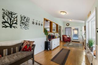 MacArthur Lakefront • Sunroom • Sleeps 6 - 2