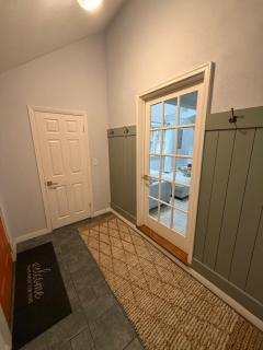 Cozy Waterfront Cottage - Sleeps 4 - 6