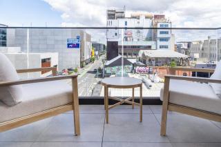 Luxury Apartment with Wraparound Balcony & Carpark - 4