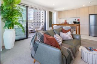 Luxury Apartment with Wraparound Balcony & Carpark - 1
