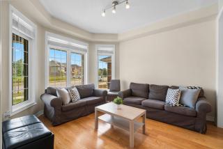 Cozy Family Home with Netflix, Backyard and Quiet Area - 4