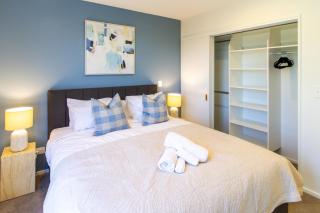 Designer Gated Townhouse, Carpark, Sleeps 6 - 7