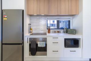 Designer Gated Townhouse, Carpark, Sleeps 6 - 8