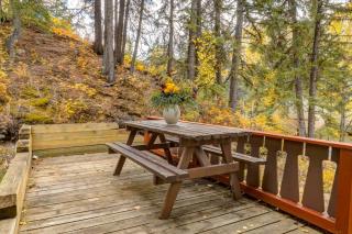 Eagles Nest Chalet with Private Deck Near Banff - 6