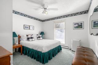 Charming 1BR Near DT Kimberley: Pool, Hot Tub, Gym - 9