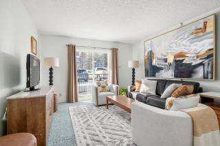 Charming 1BR Near DT Kimberley: Pool, Hot Tub, Gym - 0