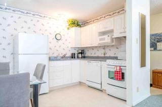 Charming 1BR Near DT Kimberley: Pool, Hot Tub, Gym - 6