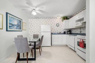 Charming 1BR Near DT Kimberley: Pool, Hot Tub, Gym - 5