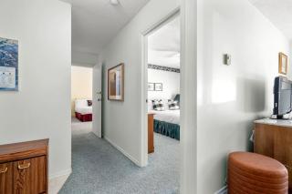 Charming 1BR Near DT Kimberley: Pool, Hot Tub, Gym - 4