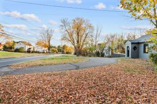 1 Min to I-91 - Newly Renovated Modern 2 BR Home - 3