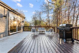 1 Min to I-91 - Newly Renovated Modern 2 BR Home - 2