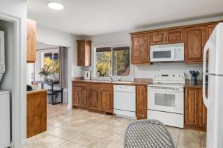 2BR Red Cedar Lodge near Banff with Mountain Views - 6