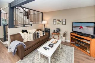 3BR Oasis Private Hot Tub and Sauna Walk to Ski Hill - 7