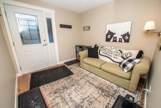 3BR Oasis Private Hot Tub and Sauna Walk to Ski Hill - 2