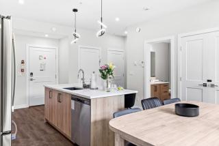 Scenic Riverstone 2BR w/ Balcony + BBQ, Sleeps 6! - 4