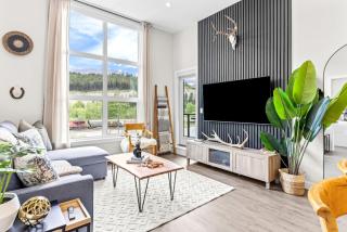 Luxe 3BR Golden Hideaway Top Floor, Balcony & BBQ - 0