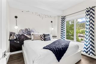 Luxe 3BR Golden Hideaway Top Floor, Balcony & BBQ - 9