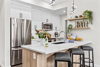 Luxe 3BR Golden Hideaway Top Floor, Balcony & BBQ - 8