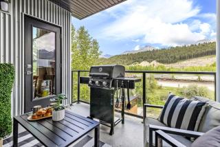 Luxe 3BR Golden Hideaway Top Floor, Balcony & BBQ - 7