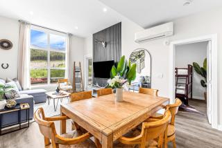 Luxe 3BR Golden Hideaway Top Floor, Balcony & BBQ - 6