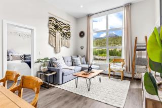 Luxe 3BR Golden Hideaway Top Floor, Balcony & BBQ - 3