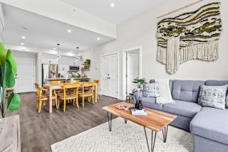 Luxe 3BR Golden Hideaway Top Floor, Balcony & BBQ - 1