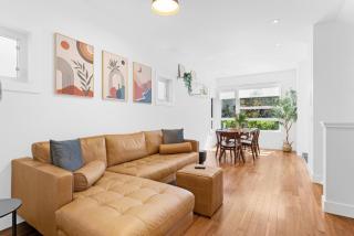 Calgary Mini Manor Near DT Sleeps 8 Prime Location - 0