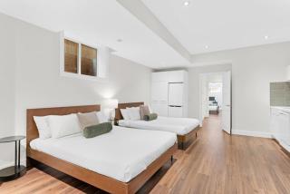 Calgary Mini Manor Near DT Sleeps 8 Prime Location - 7