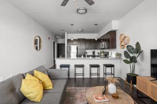 Cozysuites Upscale 2BR near Fashion Mall - 5