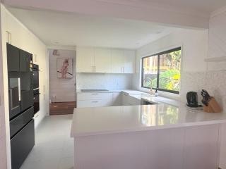 Spacious 3BR Noosa House - Beach & Dining Close Walk - 9