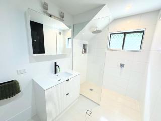 Spacious 3BR Noosa House - Beach & Dining Close Walk - 2