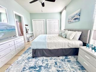 Oceanside home Pvt Beach & Beach Ramp,2 Pools,3 Kings,18 guests - Dolphin Daze - 5