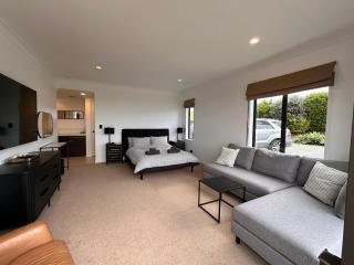 Luxury Studio with Stunning Views to wake up to! - 5