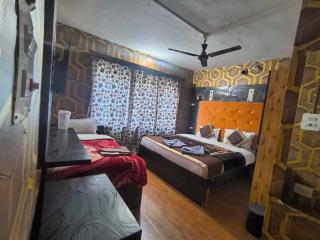 Collection O Kursoo Rajbagh Formerly Mid Valley Residency - 4