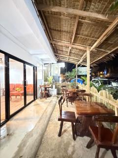 Aquaholik Traveler's Lodge - 3