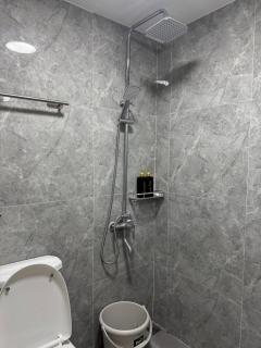 BLJ Homes - 2BR Entire Home with 2 Bathrooms, Kitchen, and Carpark - 3